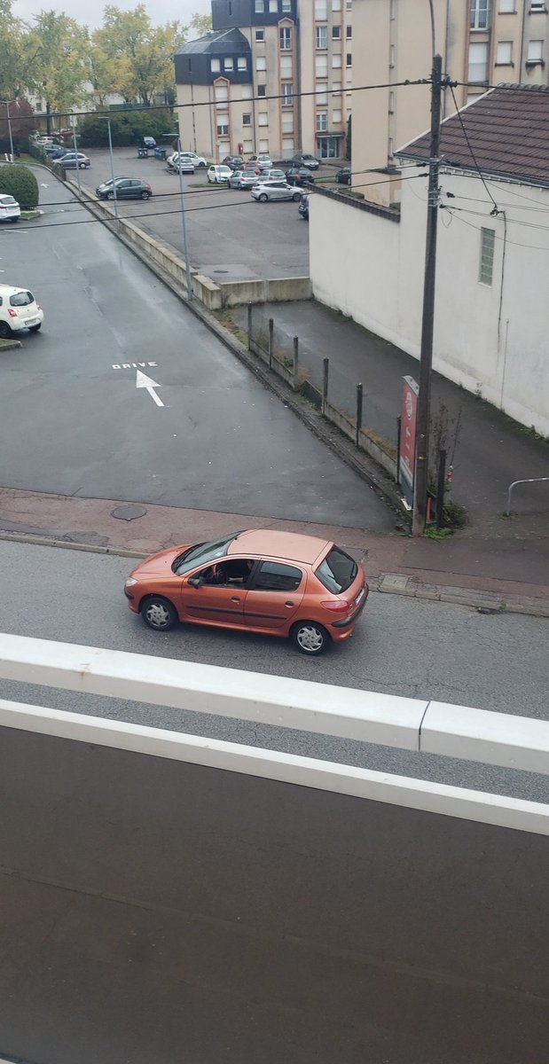 ⚠️ les filles vers Vanteaux faites hyper attention, ce type m'a suivi dans tout le quartier du Roussillon en voiture, il fait le tour de mon quartier depuis 30min ⚠️