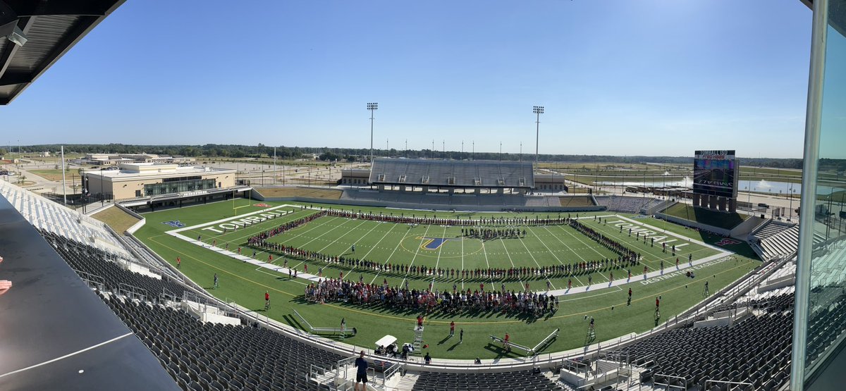 TB_KFLAN's tweet photo. 🏈 🇺🇸 WARNING - If you have any friends on social media from THE BEST town/school district in the state @TomballISD @CityofTomball , you’re feed is about to blow up. #PatrioticGame ##PatrioticShow @TISDTHS @TISDTMHS @TISD_athletics 300 of 10,000 seats left. https://t.co/p94aOeACbe