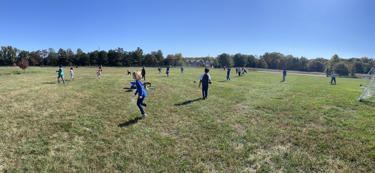 JGenuaPE's tweet photo. Choice in equipment can be so freeing to studentsβ¦todayβs throwing and catching lessons allow for each student to choose the type of ball they want to use #pe #elempe #throwandcatch https://t.co/CNfk3s3u1v