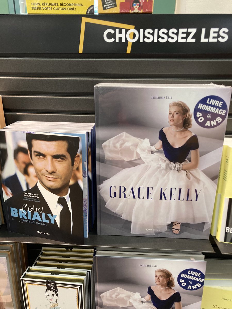 Mon « Brialy » (Hugo Publishing) et mon « Kelly » (Casa Éditions) voisins d’étagère en tête de gondole. Délicate attention de la Fnac 😉 Je pense que c’est purement fortuit, mais je savoure le clin d’œil…