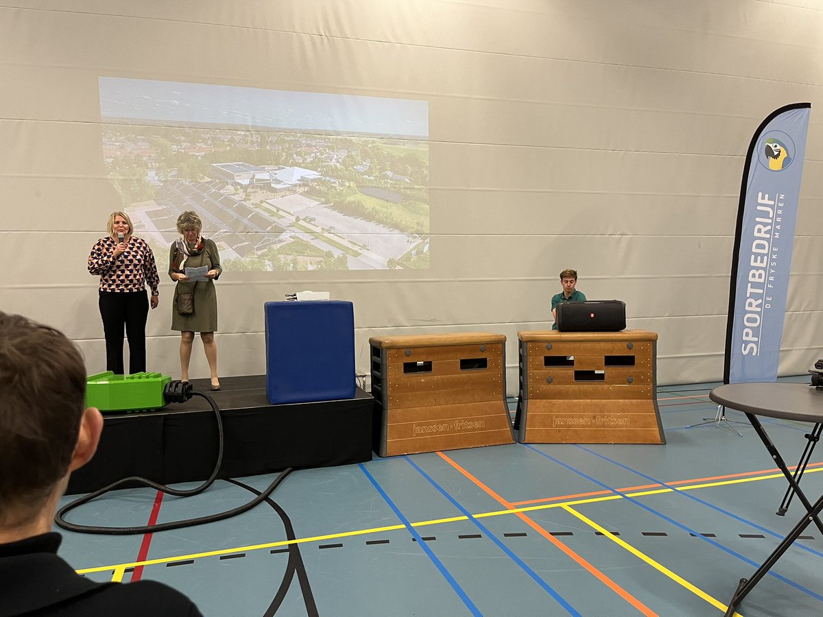 RonaldSpoelstra's tweet photo. opening #verduurzaamde #zwembad Swimfun Joure. Waar 2500 #zonnepanelen verwarming middels warmtepompen van zwembad water zorgen.ook laadpalen en energie monitoring.warmtenet omgeving panden en opvangen hemelwater zijn optie.@INNAXie @Hellebrekers_bv #Vriezon #hcl @gemeenteDFM https://t.co/UKtJ2bJvZM