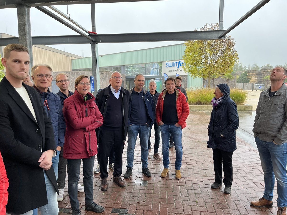 RonaldSpoelstra's tweet photo. opening #verduurzaamde #zwembad Swimfun Joure. Waar 2500 #zonnepanelen verwarming middels warmtepompen van zwembad water zorgen.ook laadpalen en energie monitoring.warmtenet omgeving panden en opvangen hemelwater zijn optie.@INNAXie @Hellebrekers_bv #Vriezon #hcl @gemeenteDFM https://t.co/UKtJ2bJvZM