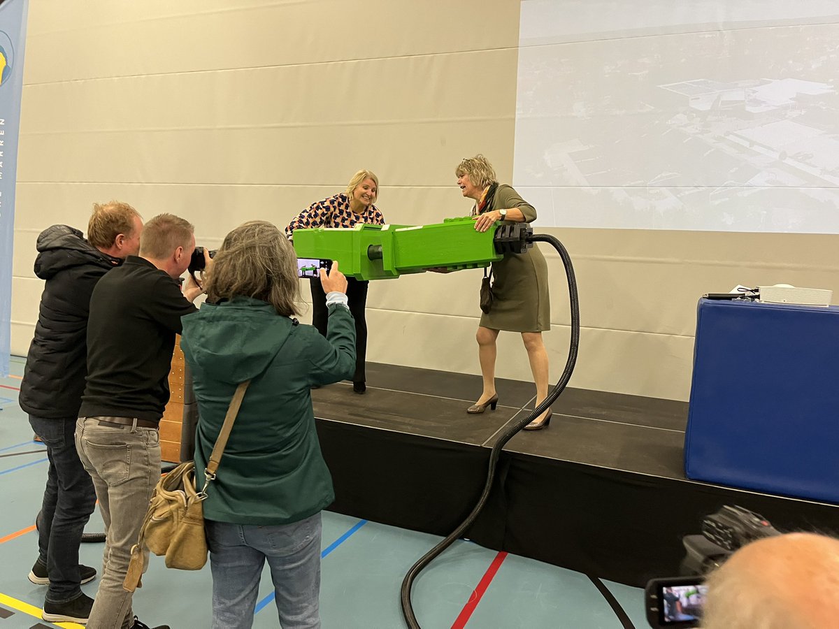 RonaldSpoelstra's tweet photo. opening #verduurzaamde #zwembad Swimfun Joure. Waar 2500 #zonnepanelen verwarming middels warmtepompen van zwembad water zorgen.ook laadpalen en energie monitoring.warmtenet omgeving panden en opvangen hemelwater zijn optie.@INNAXie @Hellebrekers_bv #Vriezon #hcl @gemeenteDFM https://t.co/UKtJ2bJvZM