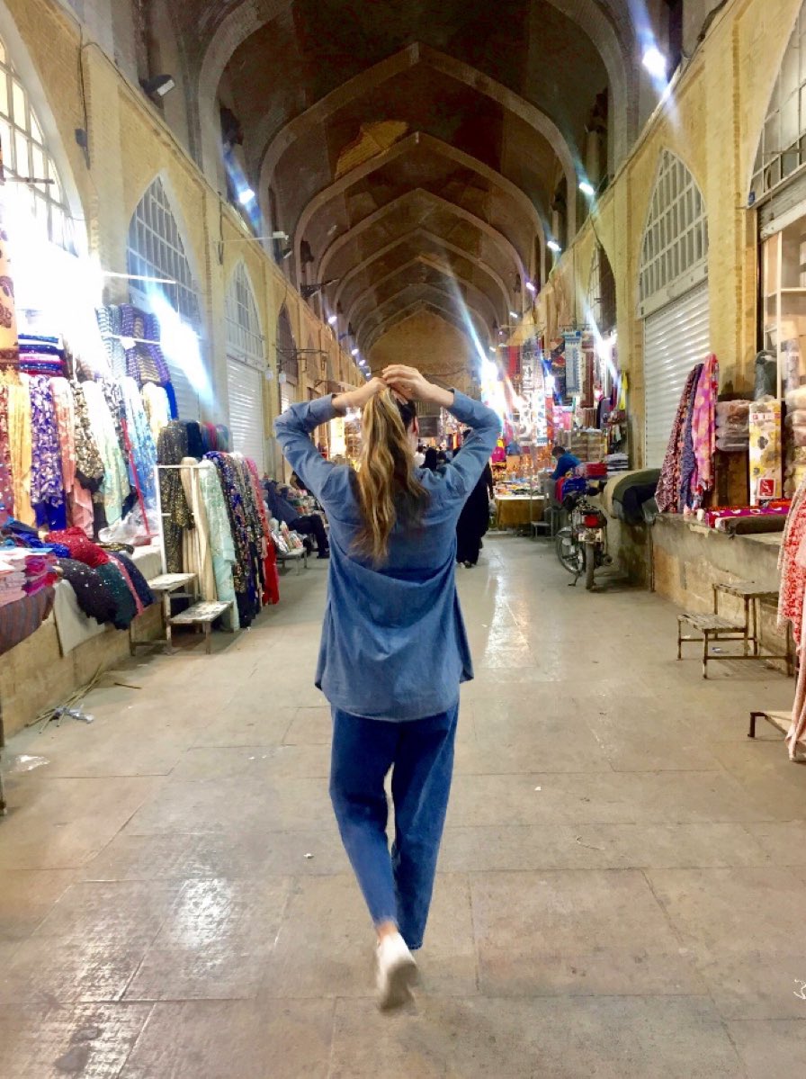 FaridVahiid's tweet photo. « Pour la première fois, je me suis promenée sans voile dans ma propre ville. »

#Iran #MahsaAmini @nusshin https://t.co/Wi1EdGqLuP