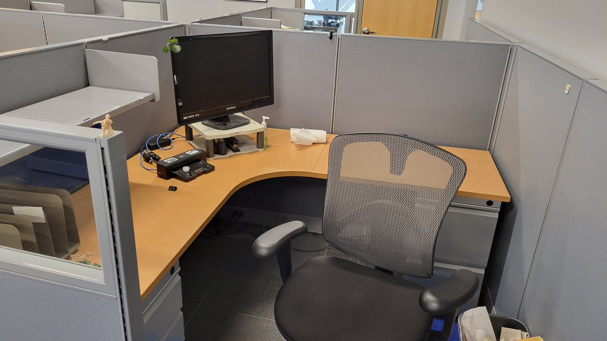 scanlan_dan's tweet photo. My desk is cleaned out. So ends my 30 plus year career at the Florida Times-Union. Happy to say that I move on to work for WJCT Media starting next week.  I will truly miss the superb journalists who I worked with for the past 3 decades. But it is time to move on. https://t.co/cgXEp8GBEV