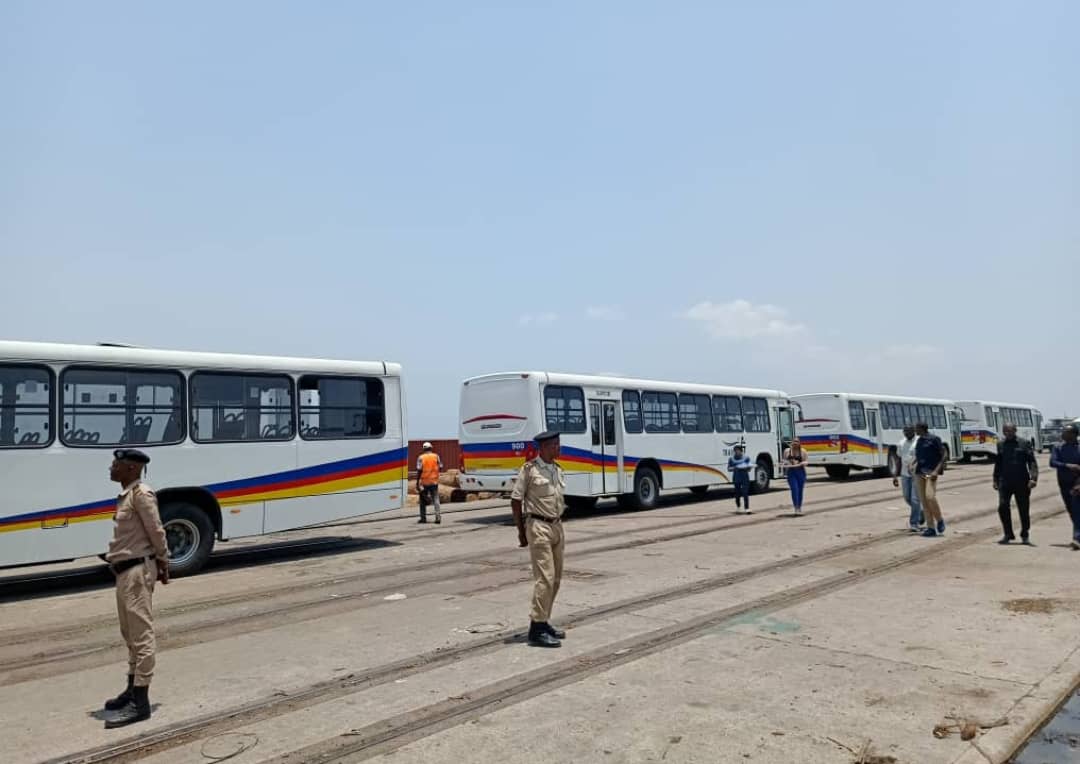 coeurdafriqueM's tweet photo. 🔴#RDC:En présence du gouv du #SANKURU son exc #LODI #EMONGO #Jules ,le DG de la @transcordc a déployé ce vendredi 5 bus #TRANSCO via le fleuve Congo pour le compte de la province du #sankuru .

@damkup @EddyMwela @beton_junior @central_sage https://t.co/xZhVJUgdpI