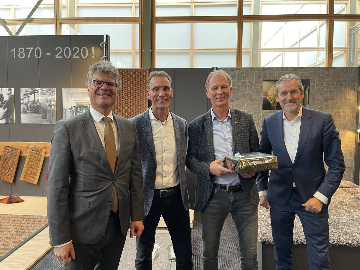 Gemeente_Rhenen's tweet photo. Vandaag bracht commissaris van de Koning @HansOosters een werkbezoek aan gemeente Rhenen. Dank aan @cunera_tapijten, Jobhulpmaatje, Vallei Energie en alle andere medewerkers aan dit bezoek. Hieronder een impressie van de middag👇🏻 https://t.co/qnG6AGz2k7