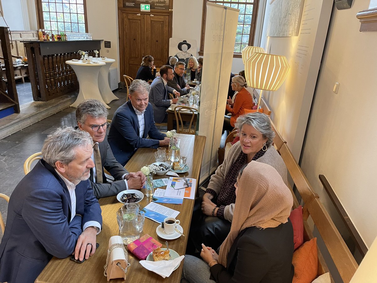 Gemeente_Rhenen's tweet photo. Vandaag bracht commissaris van de Koning @HansOosters een werkbezoek aan gemeente Rhenen. Dank aan @cunera_tapijten, Jobhulpmaatje, Vallei Energie en alle andere medewerkers aan dit bezoek. Hieronder een impressie van de middag👇🏻 https://t.co/qnG6AGz2k7