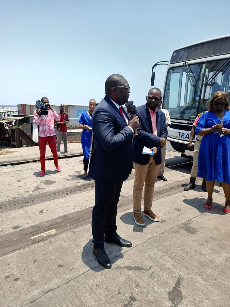 coeurdafriqueM's tweet photo. 🔴#RDC:En présence du gouv du #SANKURU son exc #LODI #EMONGO #Jules ,le DG de la @transcordc a déployé ce vendredi 5 bus #TRANSCO via le fleuve Congo pour le compte de la province du #sankuru .

@damkup @EddyMwela @beton_junior @central_sage https://t.co/xZhVJUgdpI