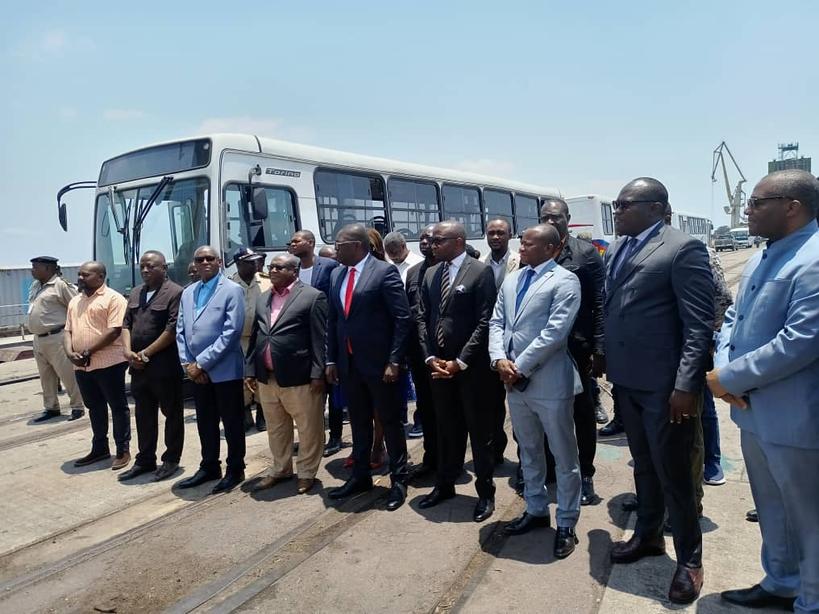 coeurdafriqueM's tweet photo. 🔴#RDC:En présence du gouv du #SANKURU son exc #LODI #EMONGO #Jules ,le DG de la @transcordc a déployé ce vendredi 5 bus #TRANSCO via le fleuve Congo pour le compte de la province du #sankuru .

@damkup @EddyMwela @beton_junior @central_sage https://t.co/xZhVJUgdpI