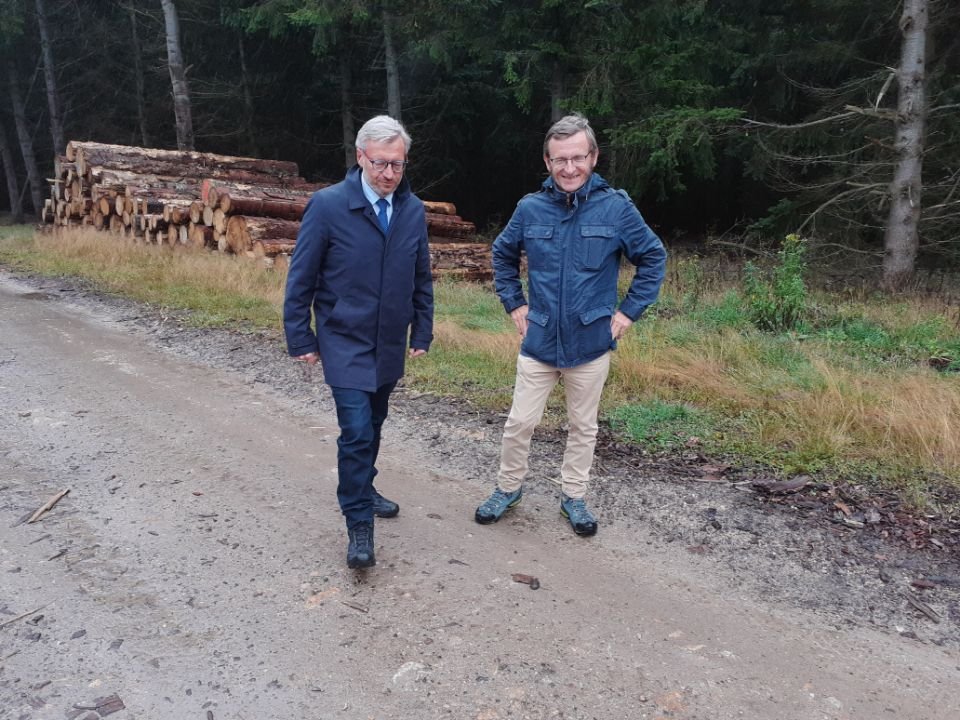 Prefecture42's tweet photo. 📸 Visite de Dominique Schuffenecker, secrétaire général de la préfecture de la #Loire à #Burdignes et échanges avec Philippe Heitz, maire de la commune.
➡ L’État au plus près des élus locaux pour les accompagner dans le développement de leur commune. https://t.co/J9WJInCYeY