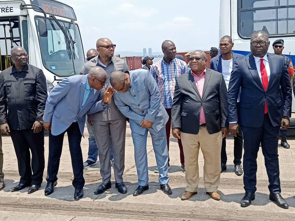 coeurdafriqueM's tweet photo. 🔴#RDC:En présence du gouv du #SANKURU son exc #LODI #EMONGO #Jules ,le DG de la @transcordc a déployé ce vendredi 5 bus #TRANSCO via le fleuve Congo pour le compte de la province du #sankuru .

@damkup @EddyMwela @beton_junior @central_sage https://t.co/xZhVJUgdpI