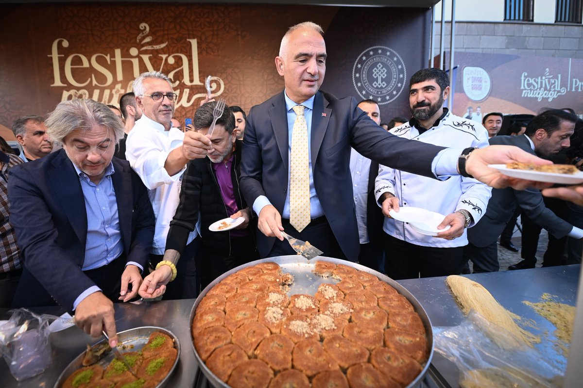 MehmetNuriErsoy's tweet photo. Binlerce yıllık kültürlerin bir araya gelişinden doğan özel bir mutfağa sahip Diyarbakır'da Mezopotamya Lezzetleri Atölyesi etkinliğine katıldık.

Burma kadayıftan kaburga dolmasına birçok yöresel lezzetin yapım ve sunumunu gerçekleştiren ustalara teşekkür ederim.

#SurKültürYolu https://t.co/fqKMuKfRDp