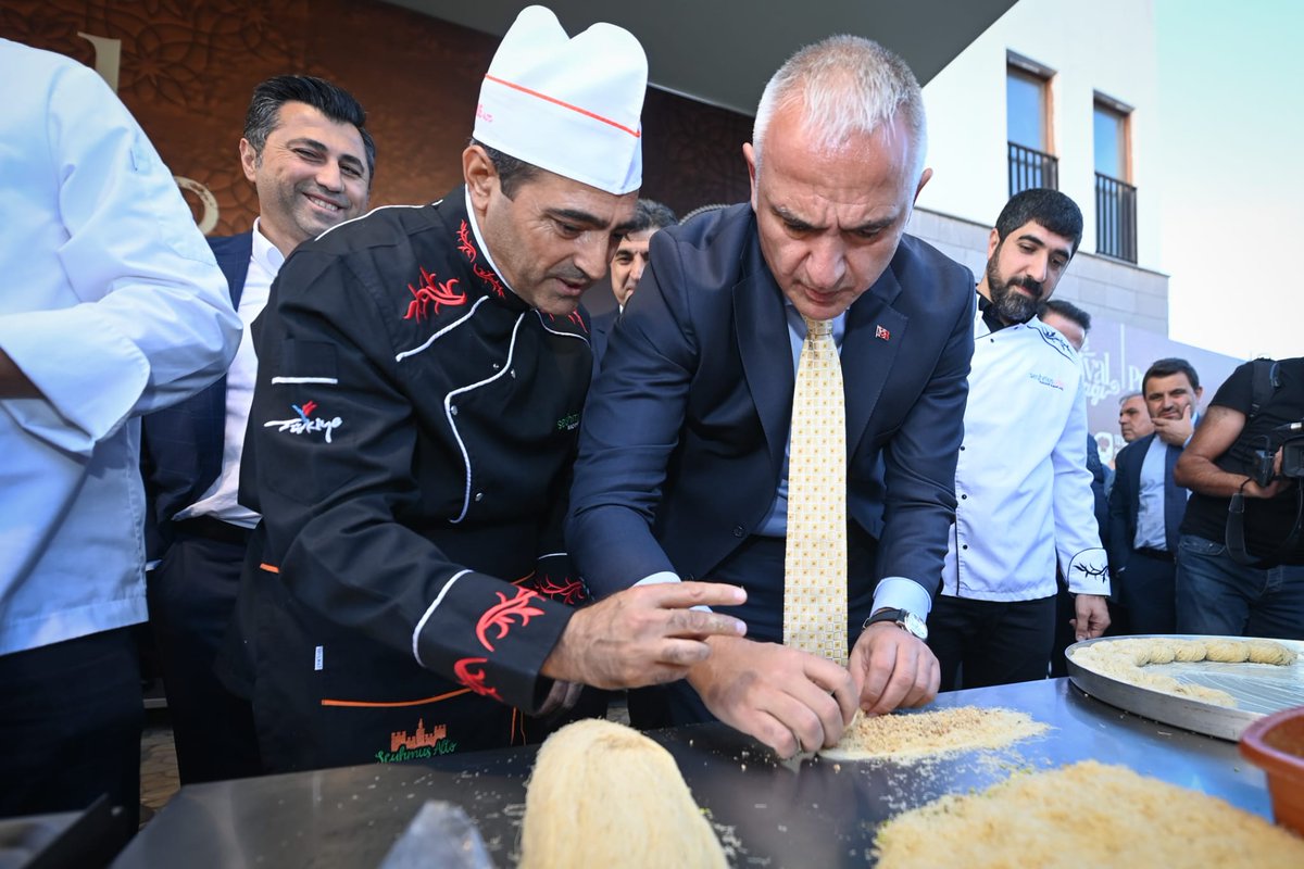 MehmetNuriErsoy's tweet photo. Binlerce yıllık kültürlerin bir araya gelişinden doğan özel bir mutfağa sahip Diyarbakır'da Mezopotamya Lezzetleri Atölyesi etkinliğine katıldık.

Burma kadayıftan kaburga dolmasına birçok yöresel lezzetin yapım ve sunumunu gerçekleştiren ustalara teşekkür ederim.

#SurKültürYolu https://t.co/fqKMuKfRDp