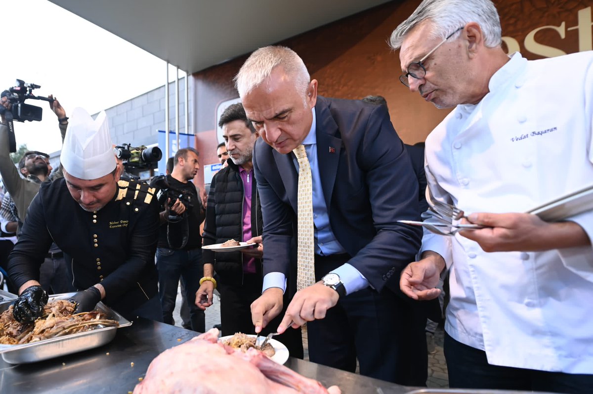 MehmetNuriErsoy's tweet photo. Binlerce yıllık kültürlerin bir araya gelişinden doğan özel bir mutfağa sahip Diyarbakır'da Mezopotamya Lezzetleri Atölyesi etkinliğine katıldık.

Burma kadayıftan kaburga dolmasına birçok yöresel lezzetin yapım ve sunumunu gerçekleştiren ustalara teşekkür ederim.

#SurKültürYolu https://t.co/fqKMuKfRDp