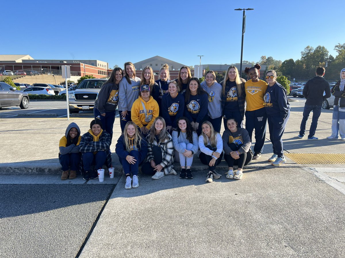 RUSoftball22's tweet photo. Reinhardt Softball takes on Special Olympics😆🏅#communityservice https://t.co/nMYfFWMzeJ