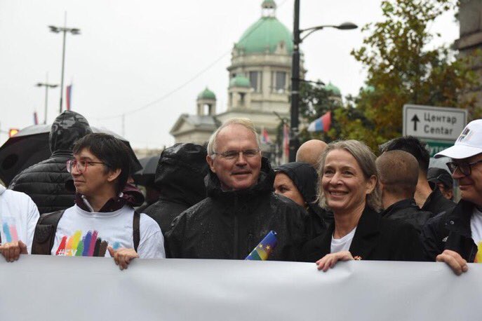 Srbkinja2's tweet photo. @goranmiletic Убица наше деце, парадна поворка поред споменика исте те деце. Да ли може ово ваше да се прекопира било где икада 🚑 https://t.co/AUbDbSKQ5D