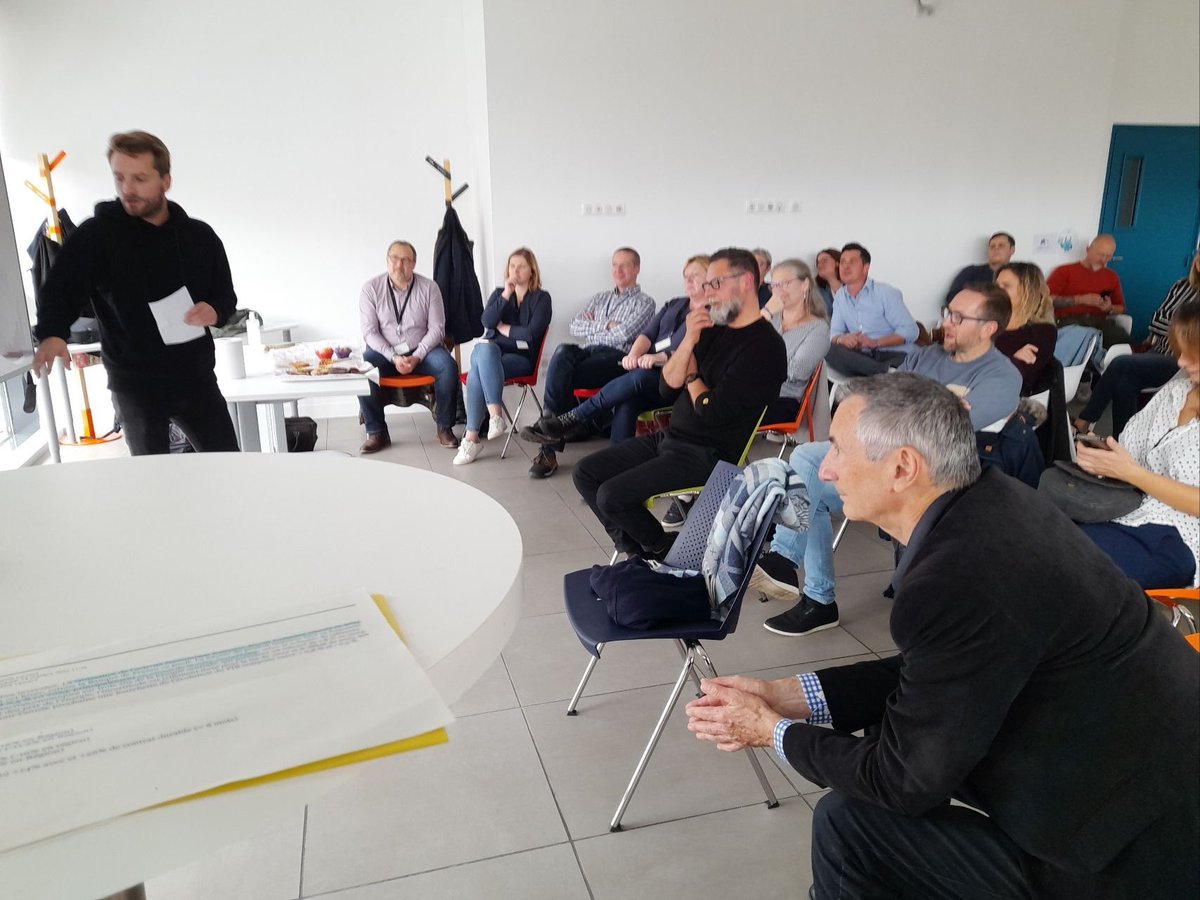 réunion d’agence @poleemploi_HDF #Calais Exupéry à la <a href="/Maisondunumerik/">Maison du numérique</a> <a href="/CalaisOfficiel/">Calais Officiel</a> 👍👍avec M. <a href="/HIVERT/">Stéphane Hivert</a> Directeur des Eaux <a href="/suez/">SUEZ</a> sur le thème de la #Performance #PPC 🤝 <a href="/FACE_Calaisis/">FACE Calaisis "Espaces numériques"</a> @FredericDanel <a href="/JulienDuclay/">DUCLAY Julien</a>