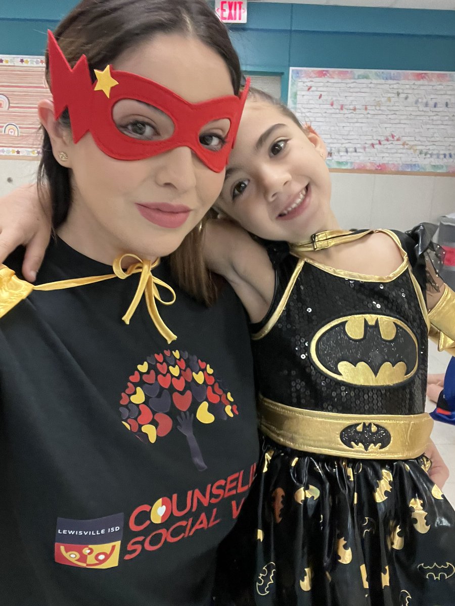 ElizabethBanda_'s tweet photo. Superhero day @LibertyES. Representing the superheroes I admire the most my @LISD_CSW team🫶🏻🦸‍♀️ #OneLISD #LISDCSW #notallsuperheroeswearcapes https://t.co/OH7jyx3OgS