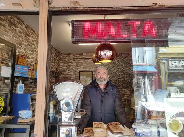 Bilen bilir Malta çarşısında bir kahveci var, Malta Kurukahvecisi. Hayatımda içtiğim en güzel Amerikano'yu içtim kahveleri HARİKA. Sahibi de gerçek bir İstanbul beyefendisi çok nahif bir insan. Naçizane tavsiyemdir.