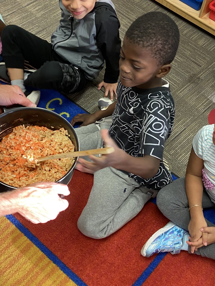 Nelson_class's tweet photo. Took time out this morning during our morning meeting to To put on our chef hats andmake spooky Rice Krispie treats.  @Nelson_class @hunley_park #engagement #Kindergarten #FunFriday #snack https://t.co/gumOJa2wjS