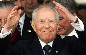 bravimabasta's tweet photo. L'immensa nostalgia per l'uomo che più si era adoperato per rendere il Tricolore la bandiera di tutti #14ottobre https://t.co/tvSDADQpvt