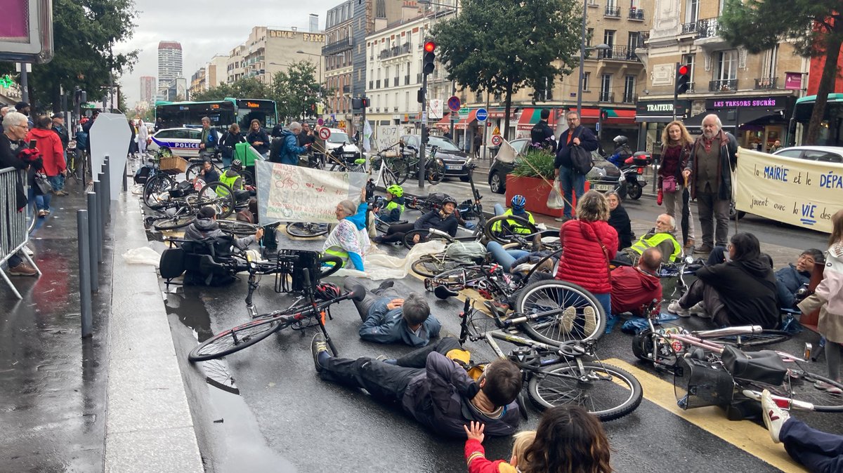 MDBIDF's tweet photo. Les cyclistes habitant, travaillant ou traversant Le Kremlin-Bicêtre protestent donc contre leur mise en danger incompréhensible à l'heure où les Franciliens ont besoin qu'on leur offre une alternative aujourd'hui ! https://t.co/3JfFY9nQrM
