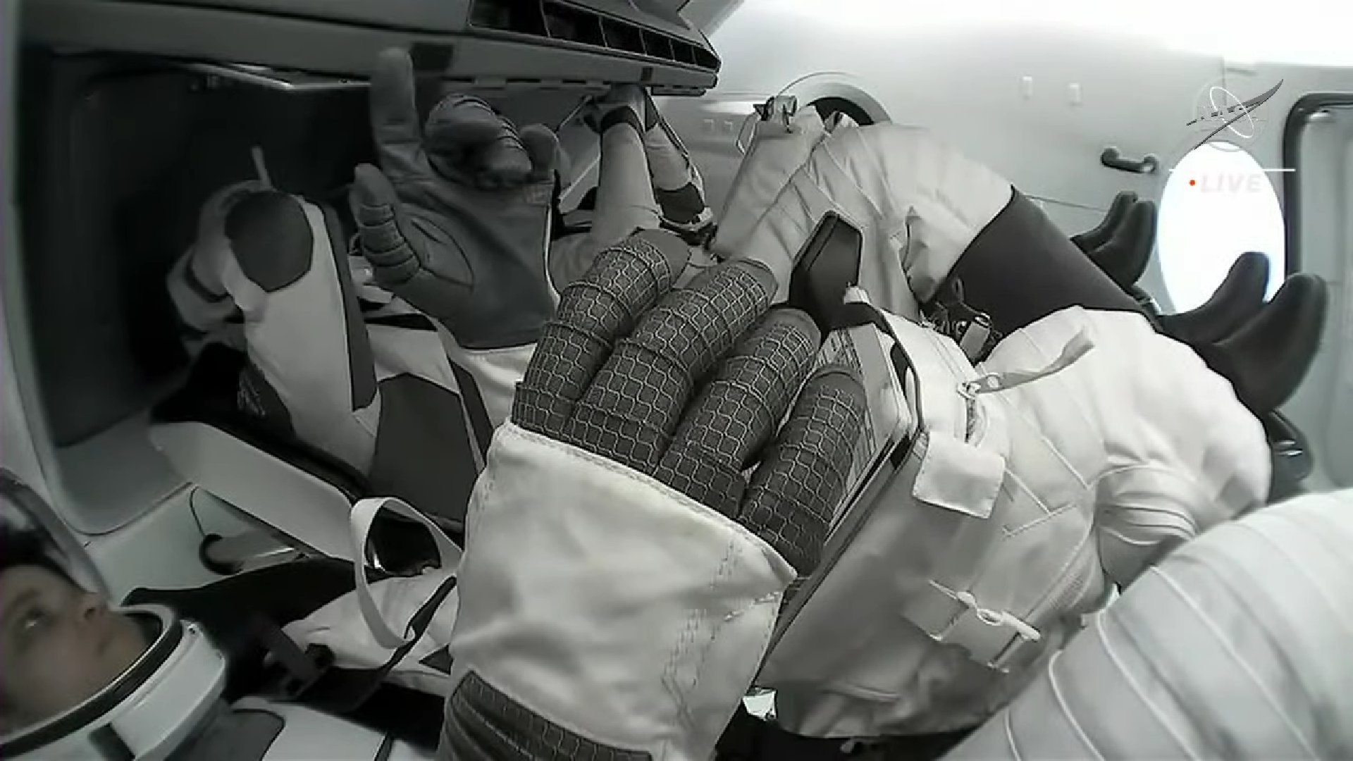 Spaceflight ID on Twitter: "Keempat Astronaut telah bersiap untuk