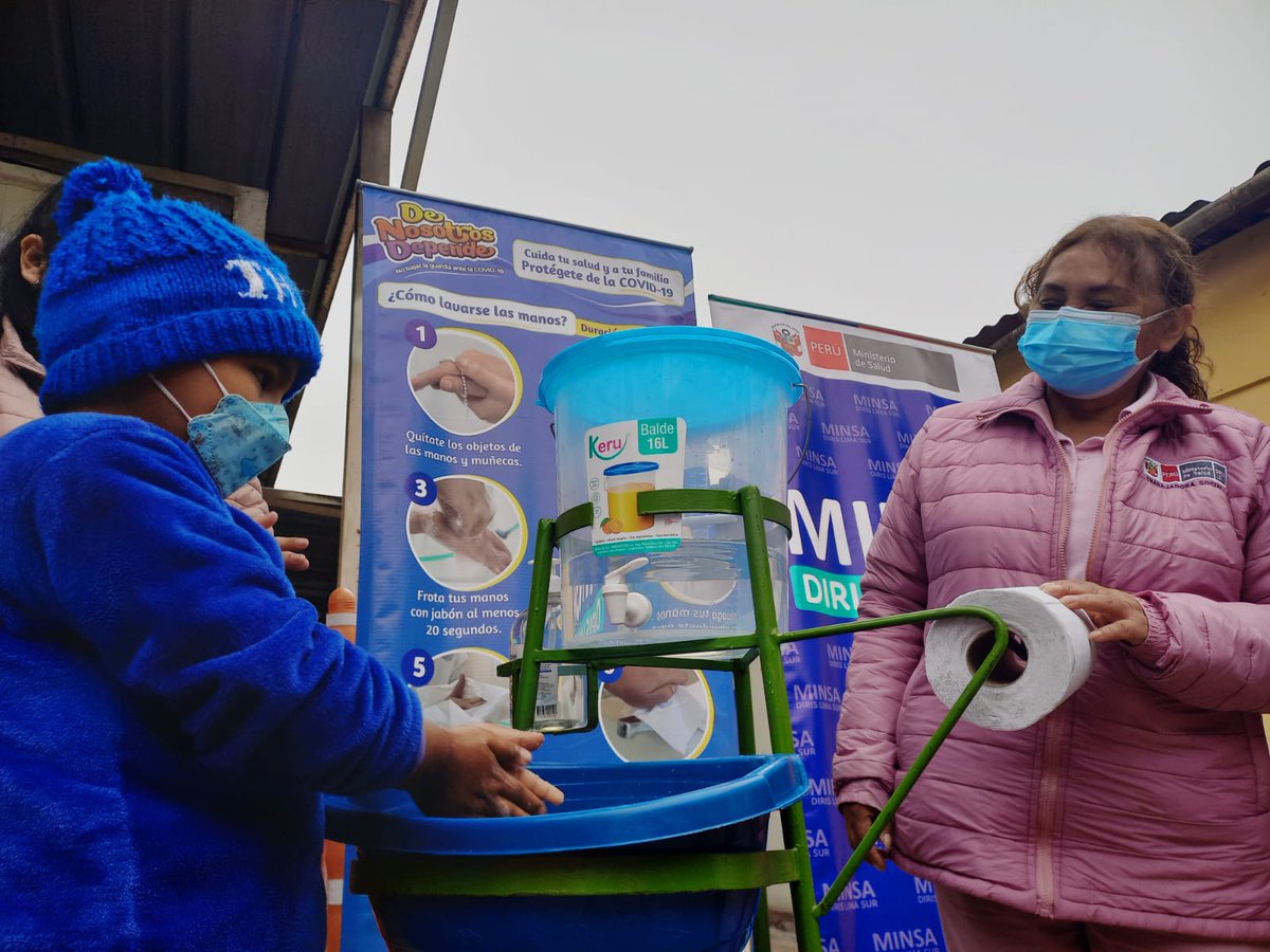 Minsa_Peru's tweet photo. ¡Lávate correctamente! 🧼🫧👏🏻 El #Minsa, a través de #PROMSA, realizó una intervención en el Centro Materno Infantil Villa María del Triunfo, para poder sensibilizar a la población sobre la importancia de lavarse las manos para evitar enfermedades. https://t.co/xDOqmfDOpZ