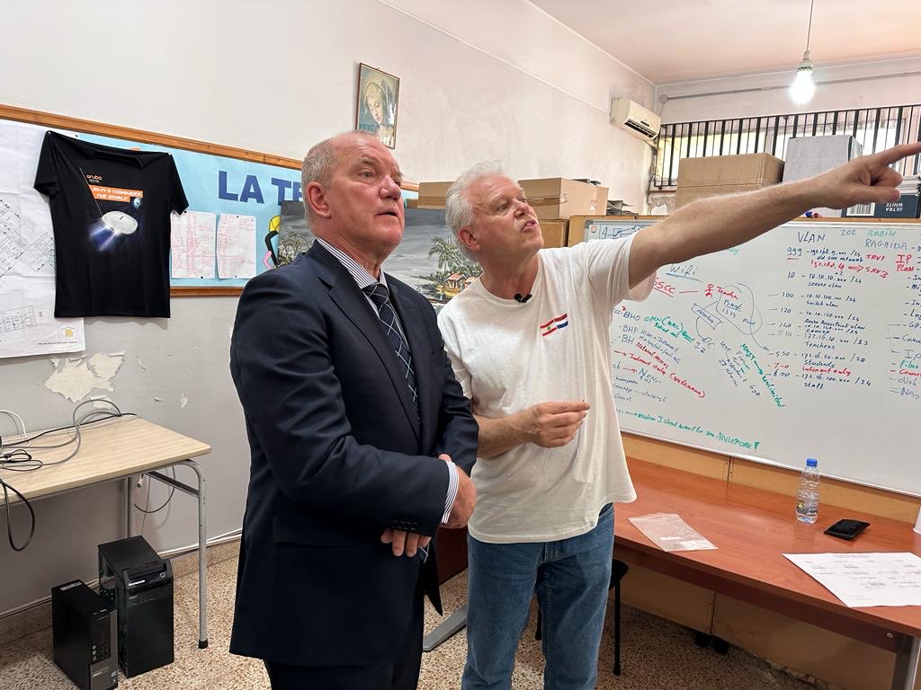 Mooi om als ambassadeur trots te zijn op je landgenoten. ⁦#VeteranenVoorLibanon leggen een 5G verbinding aan in een school in Beirut en zorgen voor leermiddelen. Juist in deze moeilijke tijden voor 🇱🇧 is het zo belangrijk dat kinderen goed onderwijs krijgen.