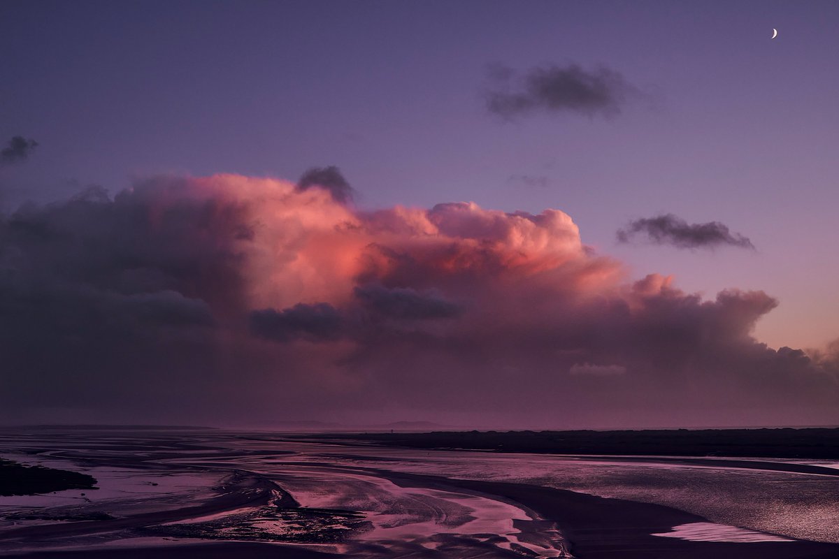 Tâf Estuary, Laugharne at dusk.
#wales #talacharn