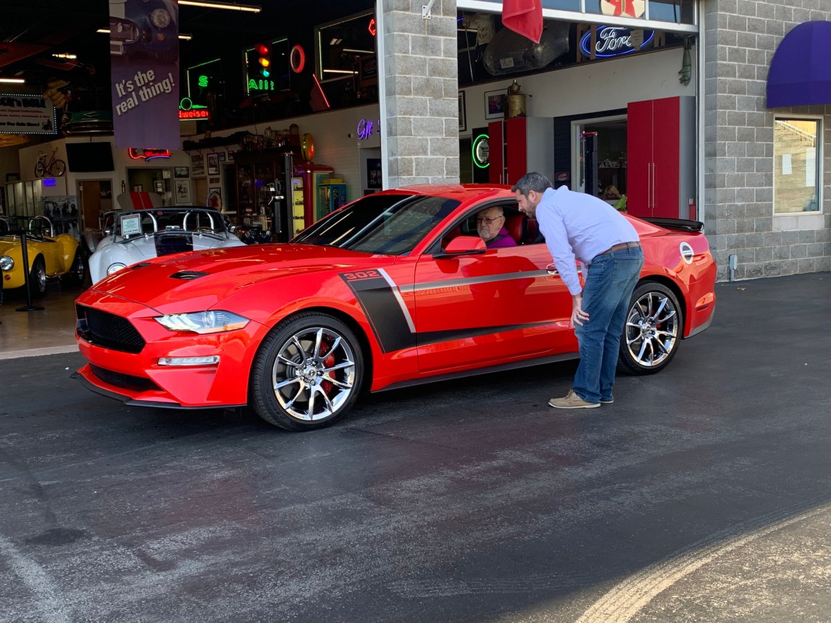 FastLaneSTL's tweet photo. Chris giving Perry a tour of his new #Mustang GT 😍

#Ford #MustangGT #ponycar #FastLaneFamily https://t.co/sac7gf5RCH