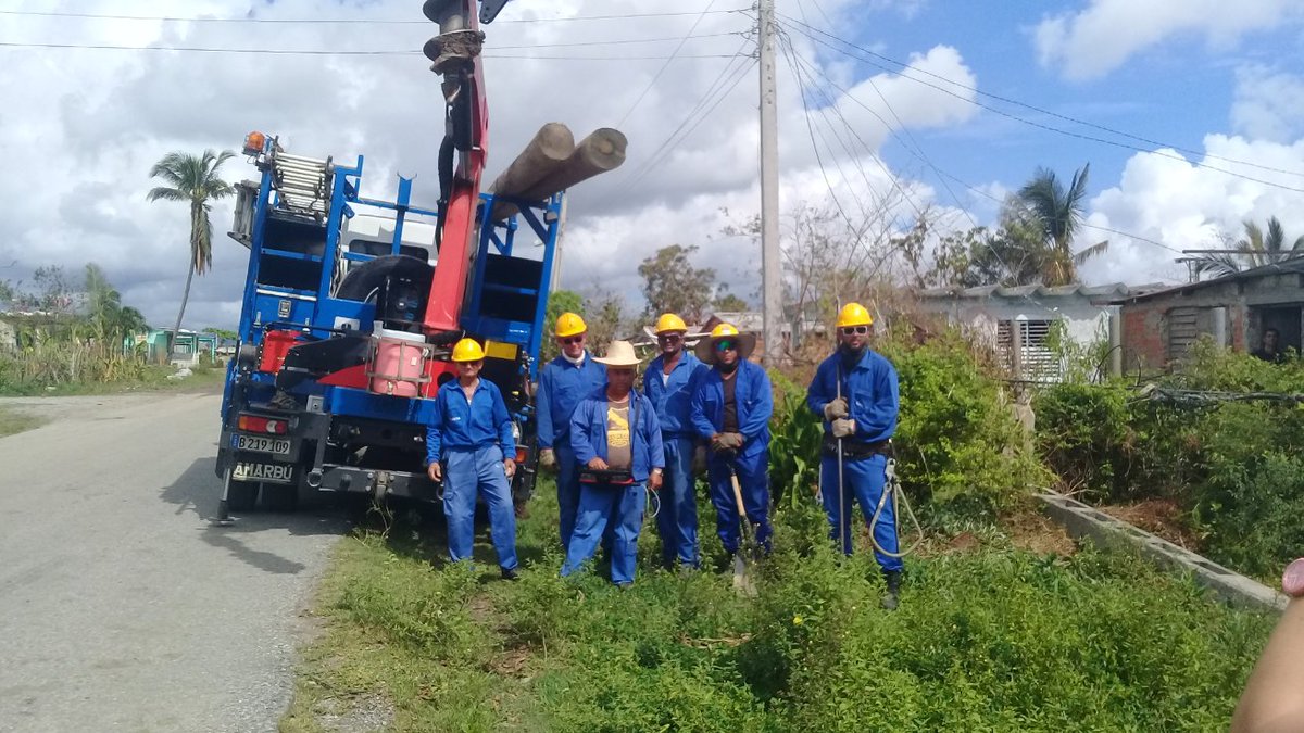ArmasAliena's tweet photo. ETECSA #Cienfuegos  trabaja intensamente para restablecer el servicio en #ConsolacionDelSur #CubaEsAmor 
@SolMayelin @BCuartero https://t.co/jSAdFGF7Xn