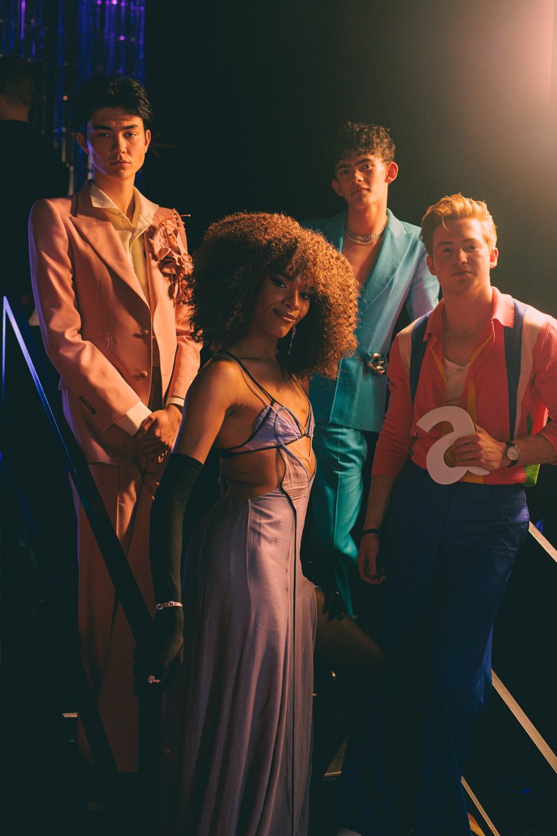 AttitudeMag's tweet image. Can't stop looking at these pics of the Heartstopper gang backstage with their TV Award at the @VirginAtlantic #AttitudeAwards, powered by @Jaguar. 🌈🥺

📸 @kitoates