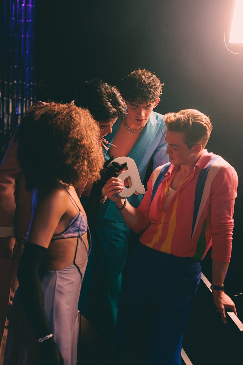 AttitudeMag's tweet image. Can't stop looking at these pics of the Heartstopper gang backstage with their TV Award at the @VirginAtlantic #AttitudeAwards, powered by @Jaguar. 🌈🥺

📸 @kitoates