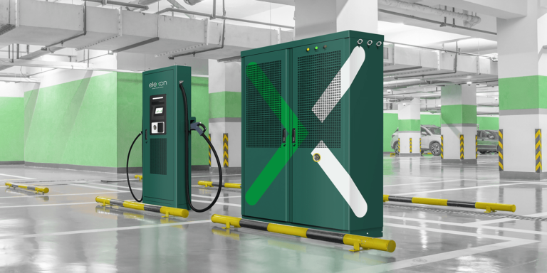 electricfelix's tweet photo. Who needs 420 kW?
When you can have 480 kW!
⚡️⚡️⚡️
This is the work of (and many others) @MineCooky 

24x20kW modules!
It can work with 6 plugs in total(!) (three satellites)
Hope to see this on the streets soon! 
#Elexon 
#FastCharging

Congrats Moritz and team! https://t.co/dwahDHU6Dx