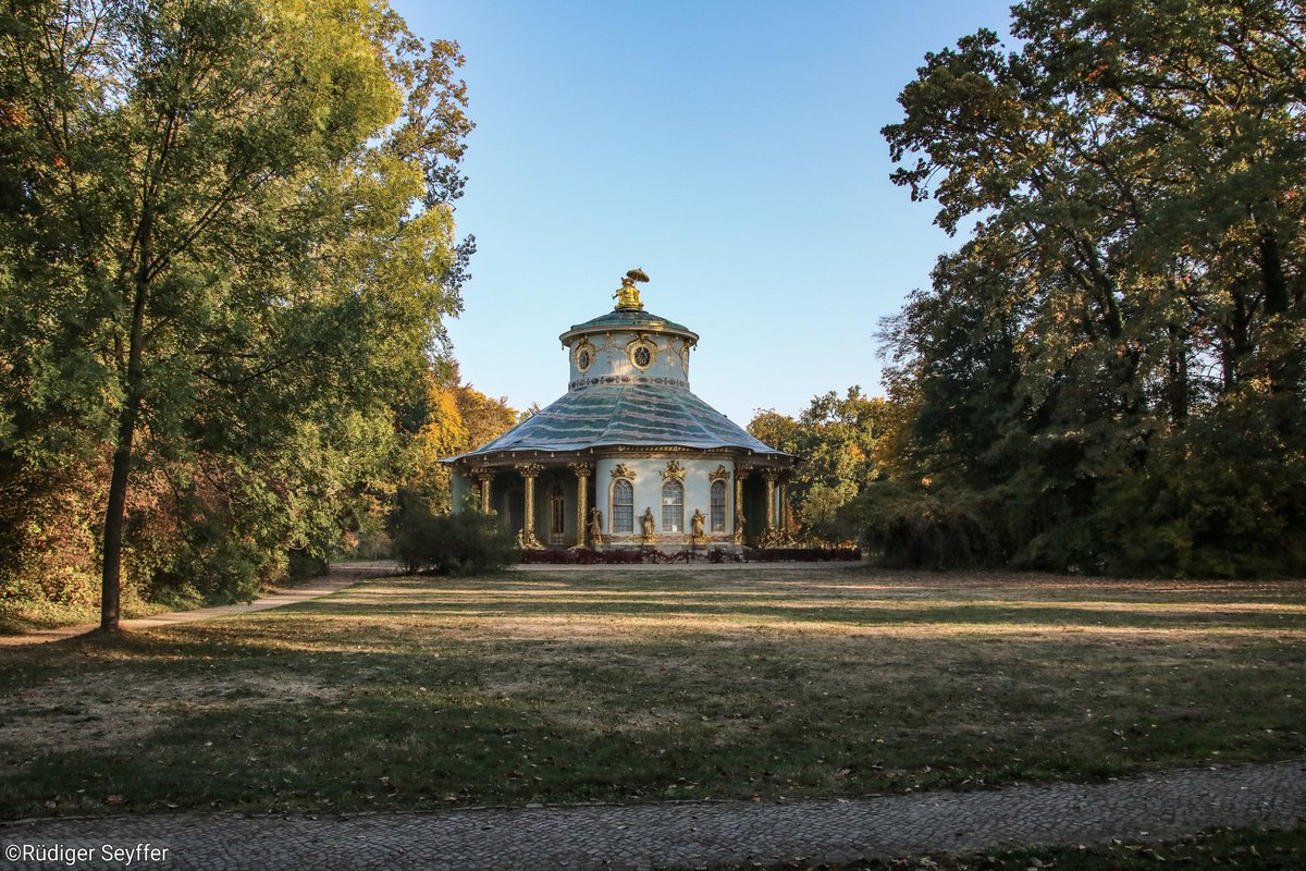 PBildern's tweet photo. Herbststimmung am chinesischen Teehaus im #ParkSanssouci. https://t.co/6ghzIUwlqk