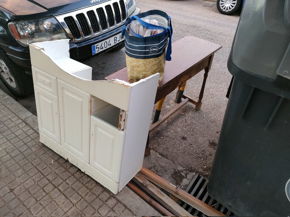 RecuperaBalears's tweet photo. De #SonOliva a #CalleAragón.
El sistema de recogida de #trastos actual premia al incívico. 🧹🗑️
¡Necesitamos cambios!
Batle: @hila
Infraestructuras: @AngelicaPastor
Model de ciutat: @Neustru
EMAYA: @EMAYA_Palma
Ajuntament: @ajuntpalma
@popularespalma @CsPalmaMallorca https://t.co/WwwPlslh4u