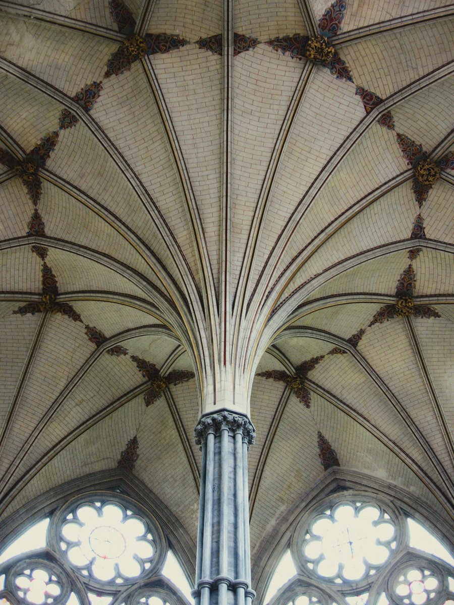 The chapter house at @SalisburyCath, c. 1250-60. The octofoils in the tracery here make it *far* better than the much more famous one at Westminster Abbey.