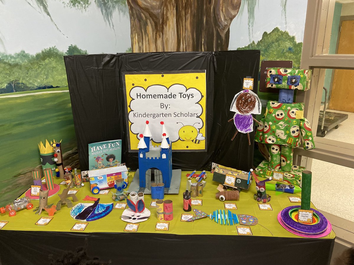 Nelson_class's tweet photo. In our EL reading curriculum we have been learning about toys and play and become experts.  To end the unit our families made their own toys from recycled materials!  @hunley_park @Nelson_class #Toys #families #engagement #Reading https://t.co/ZNvYzku18F