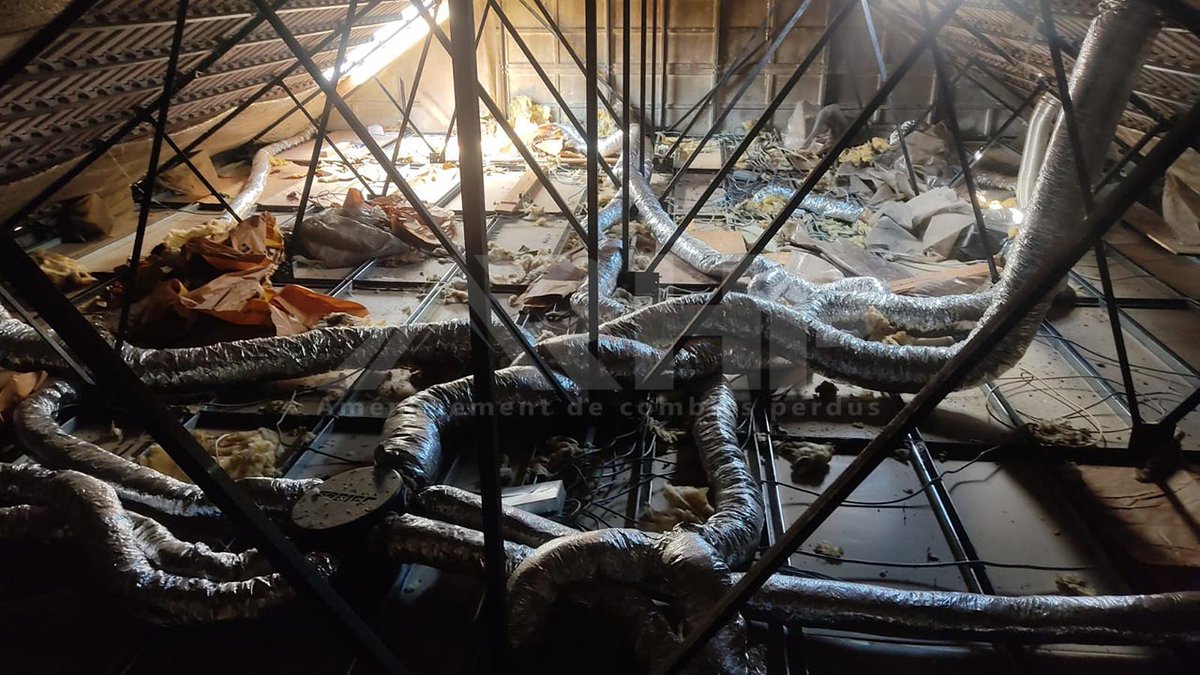 RhpCombles's tweet photo. Contrairement à l'idée reçue, Phenix n'est pas la seule à pouvoir réaliser un aménagement de combles sur les charpentes métalliques. Et pour preuve, de nombreux propriétaires nous ont confié leurs travaux d'agrandissement.
#AmenagementCombles #ComblesAmenages #charpentemetallique https://t.co/1EmbvlIQeJ