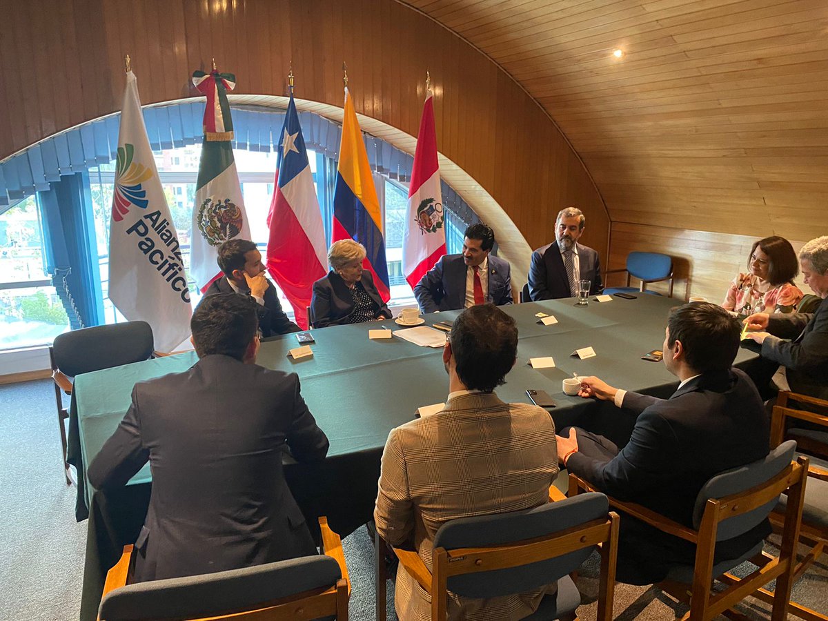 EmbaMexChi's tweet photo. 📸 La Embajada 🇲🇽 fue sede de un encuentro entre el Presidente Pro Tempore de la Comisión Interparlamentaria de Seguimiento a la @A_delPacifico, el senador @DrRamonEnriquez 🇲🇽, y los miembros chilenos 🇨🇱 de dicha Comisión. https://t.co/Sb8QZxaYEE