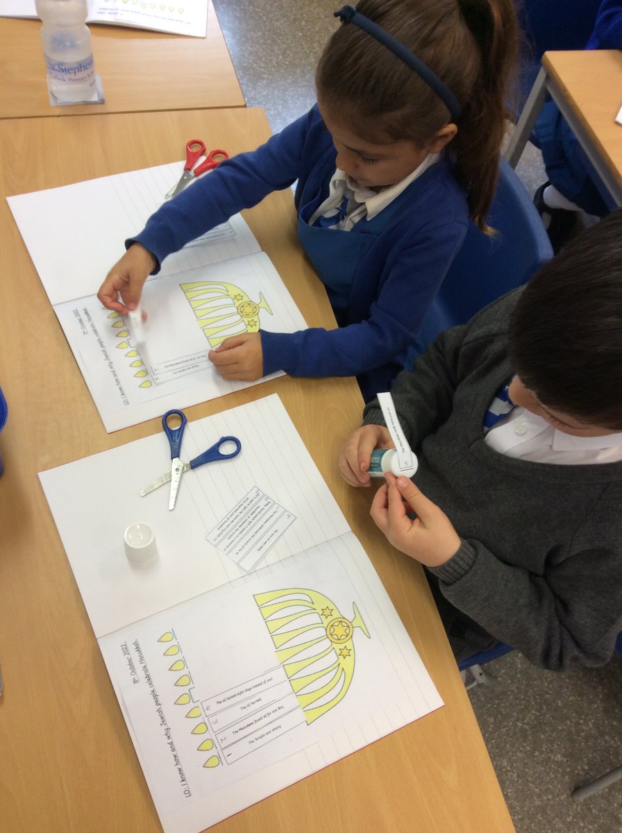 ststephenscps's tweet photo. During Judaism week, Year 1 learnt about the importance of the Menorah. We then made our own.#Year1 #JudaismWeek #RE https://t.co/Ofx6UuDyE0
