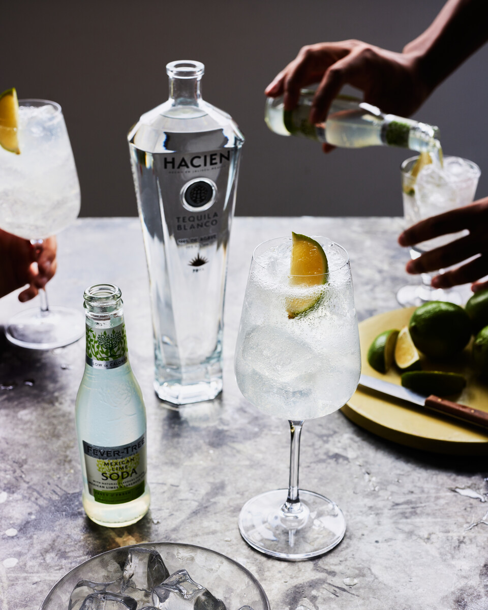 FeverTreeMixers's tweet image. A fresh twist on a classic margarita and no time spent squeezing loads of limes? That&apos;s our type of Friday drink. Tequila &amp;amp; Mexican Lime Soda makes a delicious long margarita; we highly recommend giving this one a go. #FeverTreeFriday