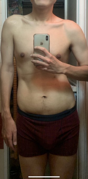 去年からボディメイクのためにずっと身体の写真撮り続けてて、今年の1月27日(71.20kg)と、今日の体重(71kg)だいたい一緒なんですけど見た目全然違くて笑ってしまう 筋トレ、すごい💪🐱💪 