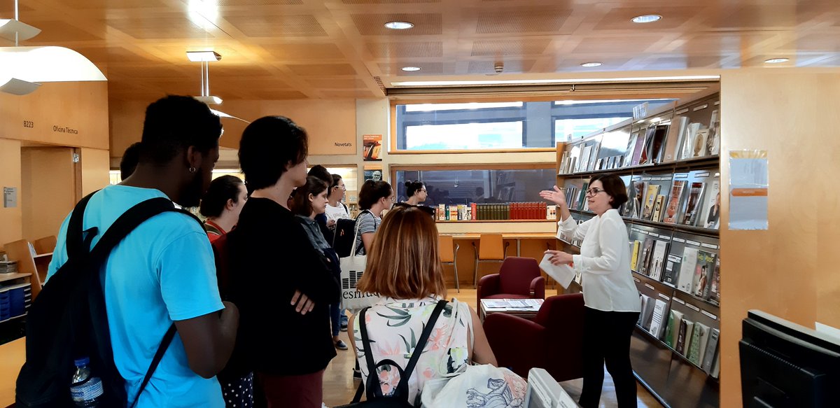 Bibliotecaesmuc's tweet photo. Última hora! La Laia Castellvell, una de les nostres bibliotecàries, presenta les seccions documentals de la @Bibliotecaesmuc. Després, visita virtual per conèixer els recursos digitals. Sessions adreçades a l'alumnat de màster @esmuccat @esmuc @bibliotequescat @musicologyEsmuc https://t.co/La4hOhg6WQ