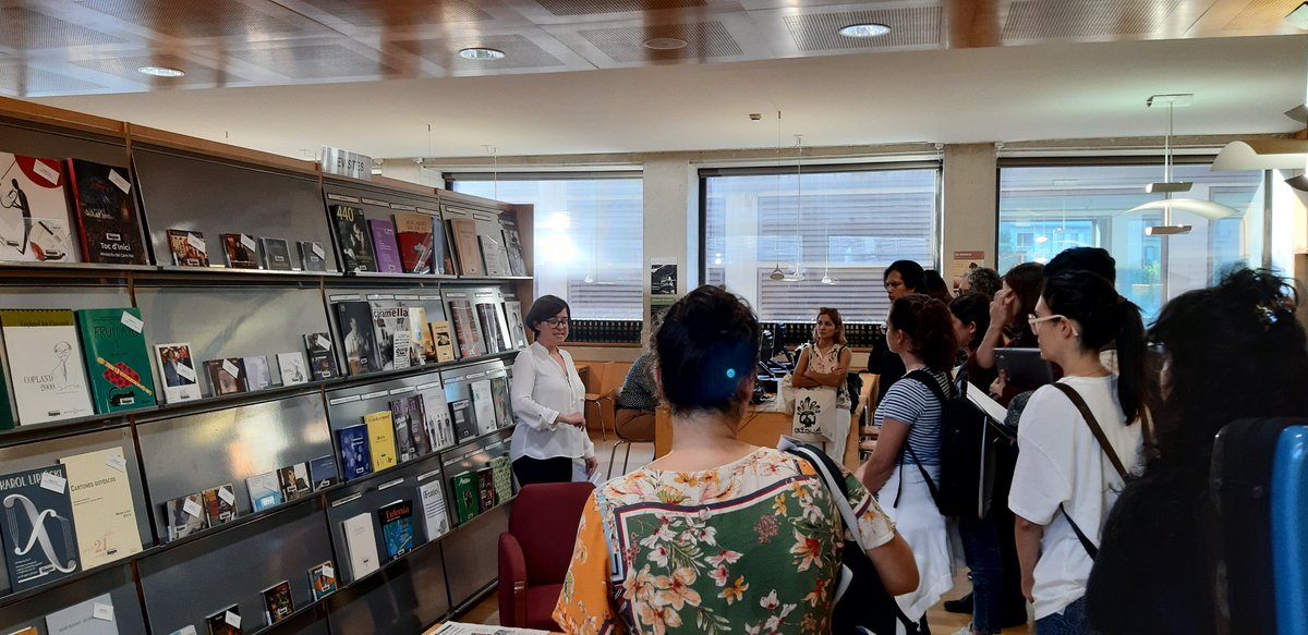 Bibliotecaesmuc's tweet photo. Última hora! La Laia Castellvell, una de les nostres bibliotecàries, presenta les seccions documentals de la @Bibliotecaesmuc. Després, visita virtual per conèixer els recursos digitals. Sessions adreçades a l'alumnat de màster @esmuccat @esmuc @bibliotequescat @musicologyEsmuc https://t.co/La4hOhg6WQ