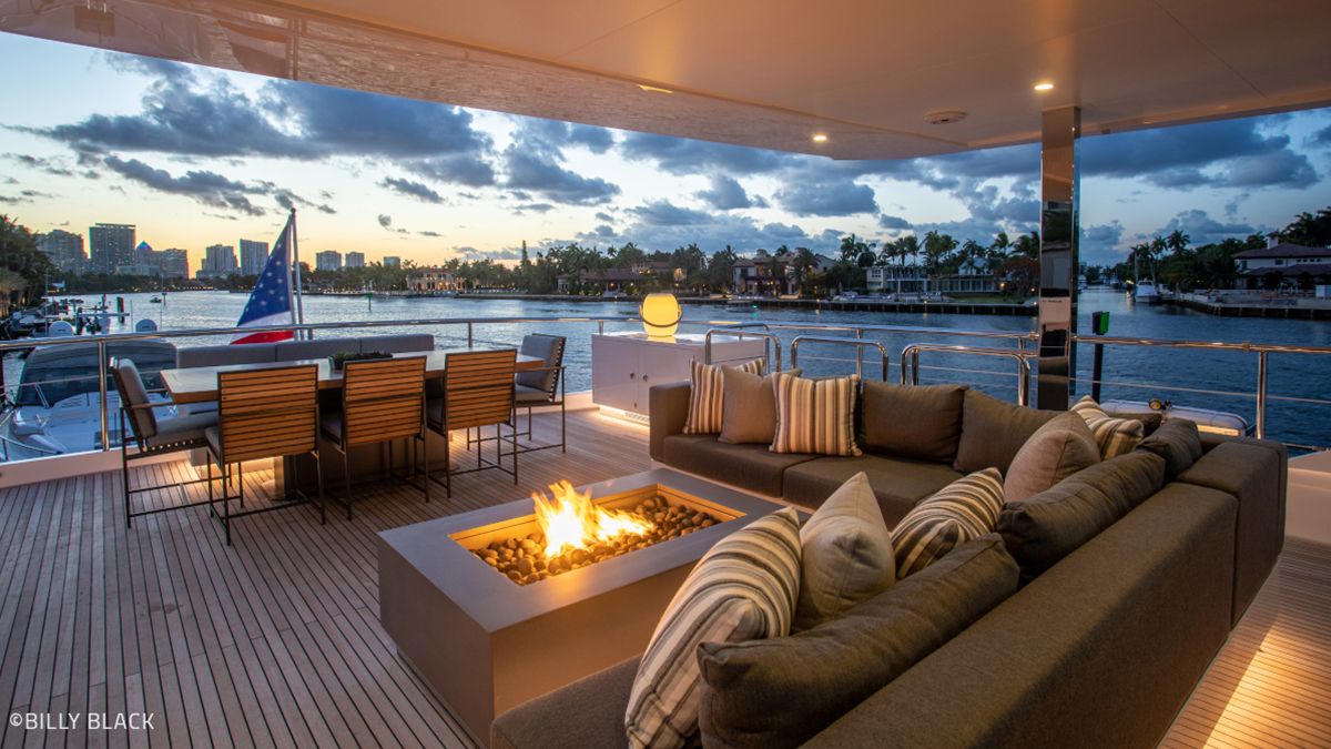 HorizonYachtUSA's tweet photo. Autumn's cooler evenings call for a nightcap by the fire on the bridge deck. This customization was implemented aboard the ๐๐๐๐ป๐ป๐ถ๐ป๐ด #FD110, ๐๐ฃ๐ฉ๐๐ฉ๐๐๐ง๐๐, which spends much of her time in New England. #DefineYourHorizon https://t.co/x0aTejiLbd