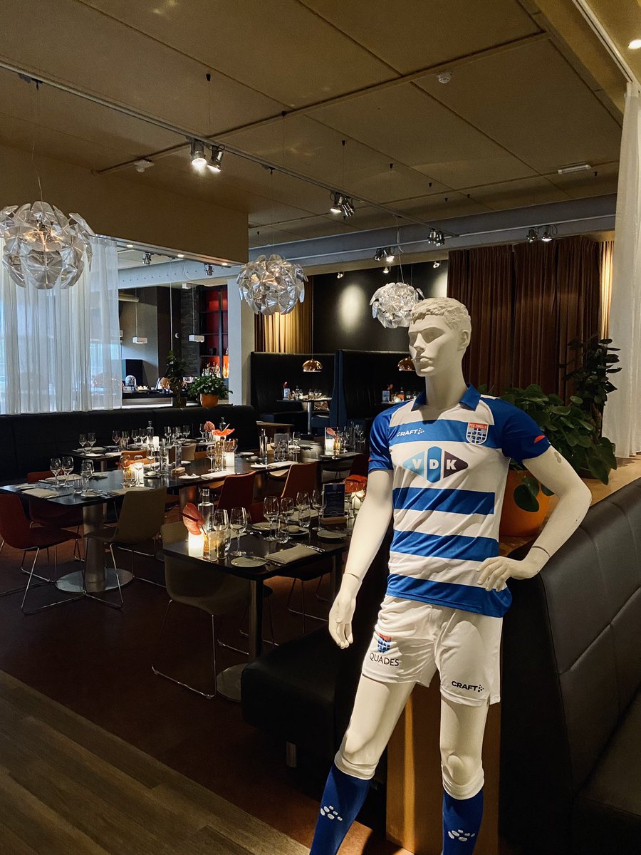 Alle tafels weer ingedekt en het restaurant in PEC Zwolle sfeer aangekleed. Klaar voor het wedstrijddiner! Gevolgd door een spannende wedstrijd van <a href="/PECZwolle/">PEC Zwolle</a> tegen Heracles in een uitverkocht stadion! ⚽️