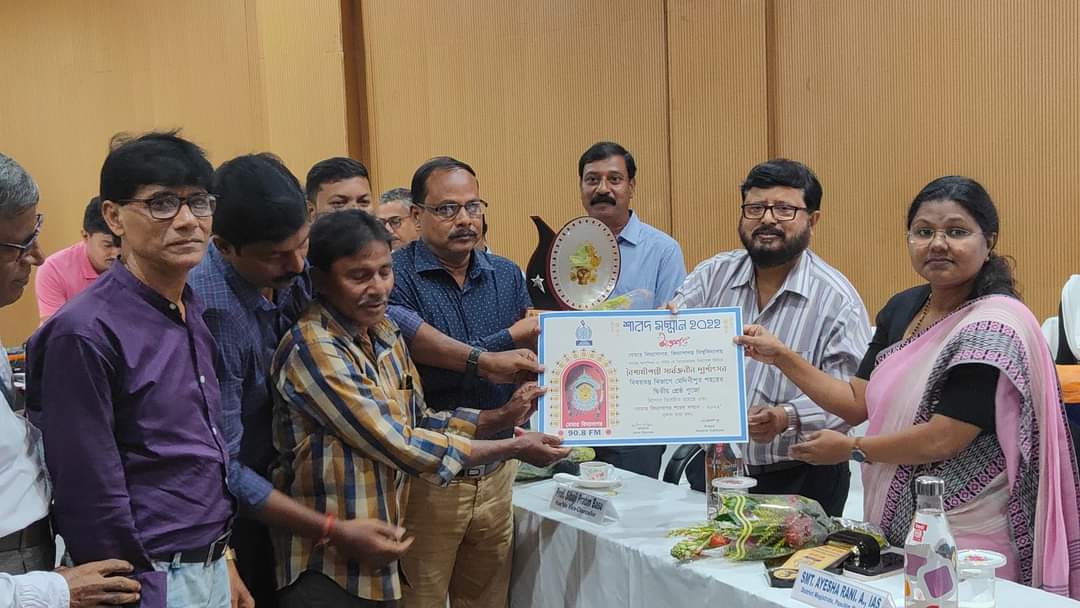 SwadeshSarkarVU's tweet photo. Our University has a new initiative for Community development programme &amp; Outreach activities.
Thanks to our Hon'ble Vice-chancellor Prof. Sibaji pratim Basu sir.
শারদ সম্মাননা পুরস্কার 2022
@basu_bratya 
@NAAC_India 
@ugc_india 
@MamataOfficial https://t.co/8SgGWqORlV